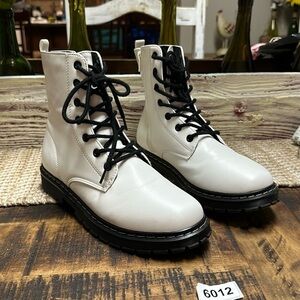 2020 IN white size 8 small mark outside shown in pics preowned